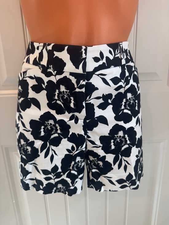 Pants - WHBM Mid Rise Floral Print Shorts 2 $68 NWOT Black White Ecru